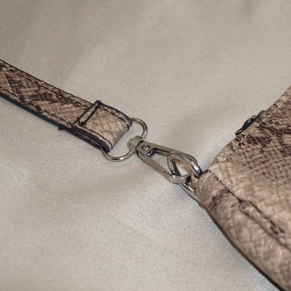 SALE! BEIGE TEXTURED FAUX SNAKESKIN HANDBAG - Picture 3 of 4